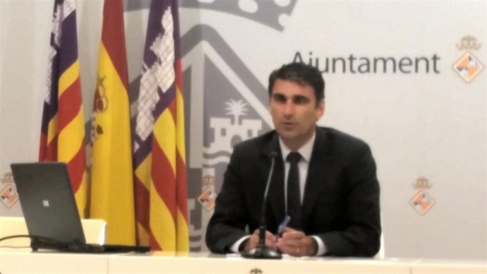 El teniente de alcalde de Economía, Julio Martínez en la rueda de prensa