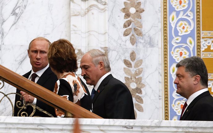 Putin y Poroshenko se saludan en Minsk