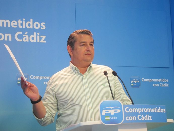 Sanz mientras sostiene la noticia en la que sale la foto de García y Ojeda
