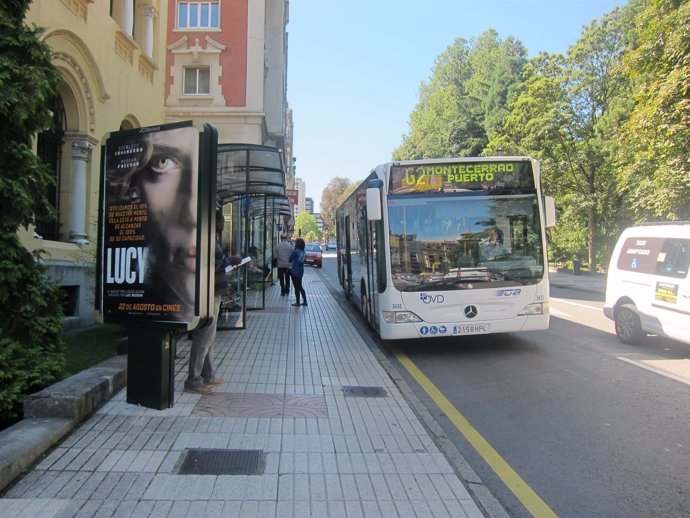Un autobús de las nuevas líneas realiza una parada. 