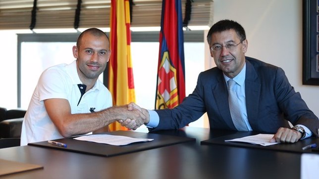 Javier Mascherano firma su renovación con Jordi Bertomeu
