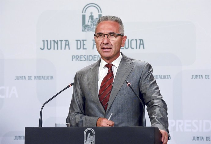 El portavoz del Gobierno, Miguel Ángel Vázquez, en rueda de prensa