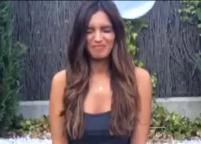 Sara Carbonero pasada por agua por el ELA Ice Bucket Challenge cubo agua helada