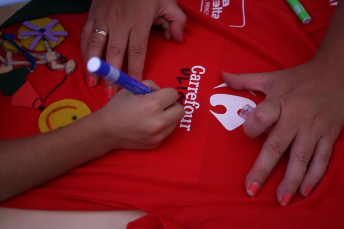 Niños decoran una camiseta en un taller de Carrefour