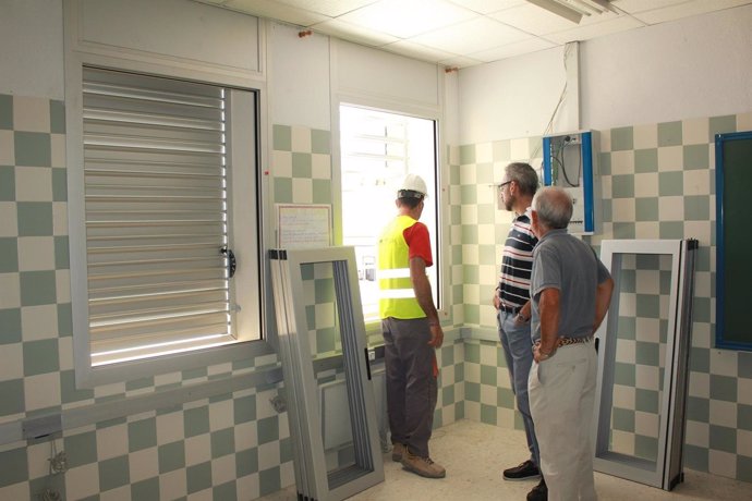 El alcalde de Ayamonte visita las obras en un centro educativo de la localidad. 