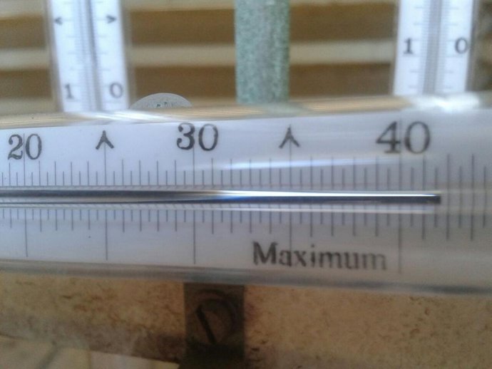 Termómetro que indica la temperatura superior de 40 grados