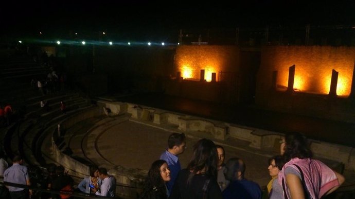 Vista nocturna del teatro romano de Itálica.