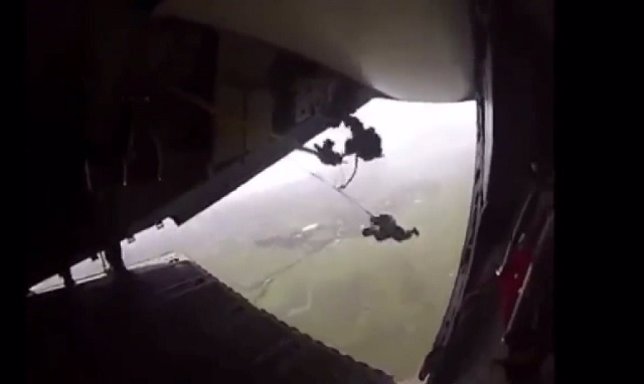 Paracaidista mexicano se queda colgado de un avión