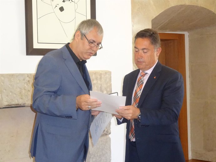 Raúl Parrado (izq) y el presidente de la Diputación, Marcos Martínez.