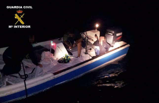 Imagen de la embarcación interceptada por la Guardia Civil. 
