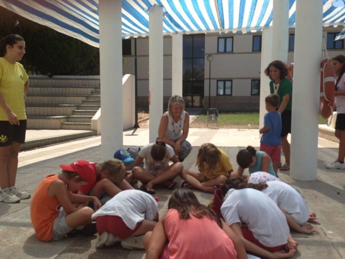Núria Riera visita la escuela de verano