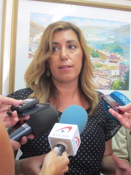 La presidenta de la Junta, Susana Díaz, atiende a medios de comunicación