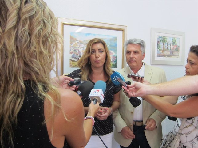 La presidenta de la Junta, Susana Díaz, atiende a medios