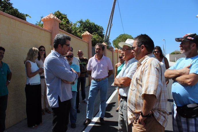 Antonio Gutiérrez Limones comprobando las obras de la Pirotecnia junto a vecinos