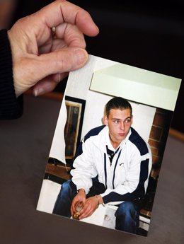 Dominique Bons enseña una foto de s son Nicolas, a young convert to Islam who ha