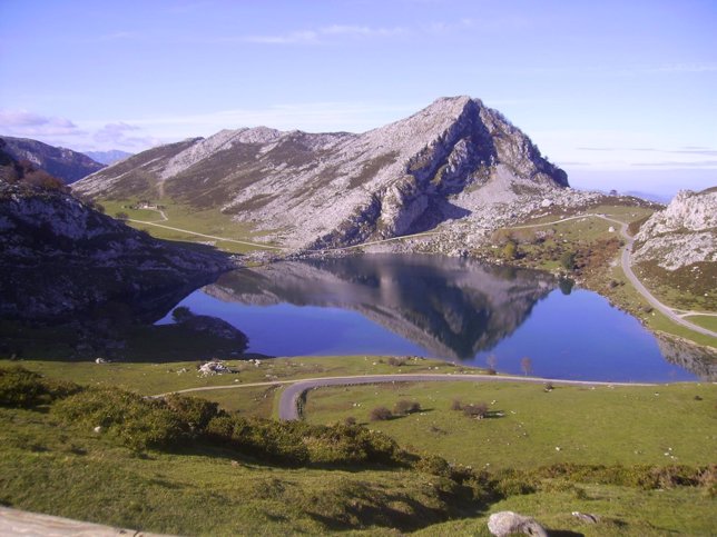 Vista de uno de los lagos de Covadonga