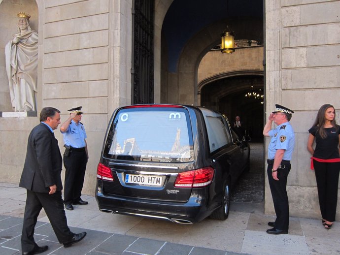 El féretro de Peret llega al Ayuntamiento de Barcelona