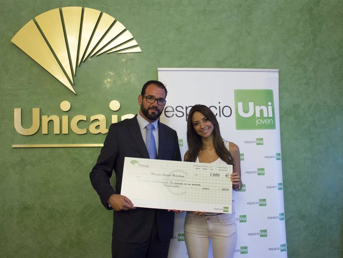 Unicaja Banco entrega premios a ganadores concursos de Espacio Joven Uni
