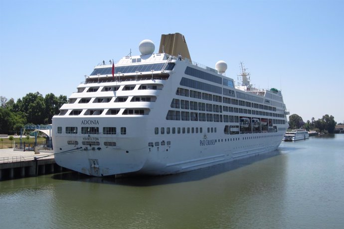 El crucero 'Adonia' en el Puerto de Sevilla