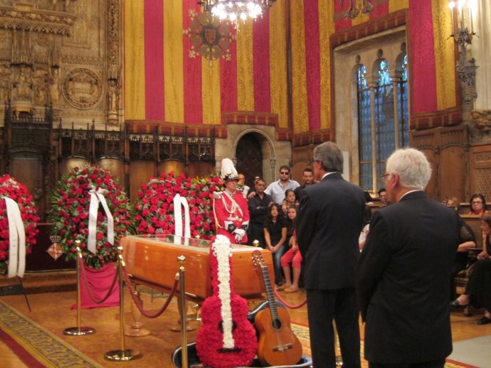 A.Mas y F.Mascarell ante el féretro de Peret