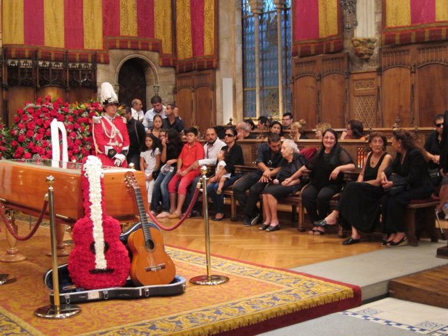 Capilla ardiente de Peret: su Nieto Dani,'iaia' Maria,hija Rosita,su mujer Santa