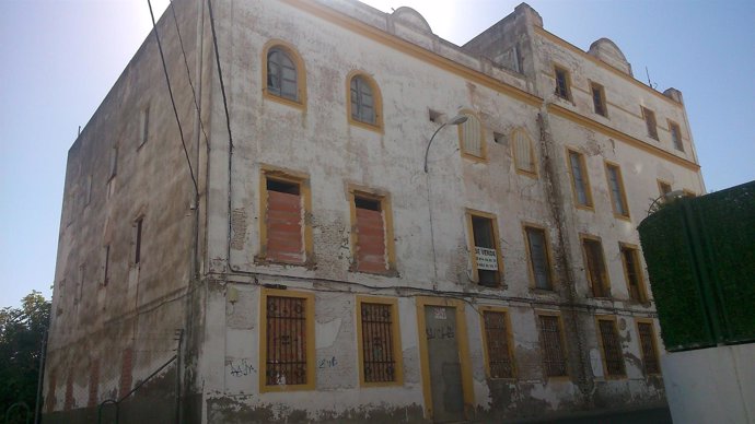 Los vecinos de Pineda piden derribar el edificio de Defensa en ruinas.