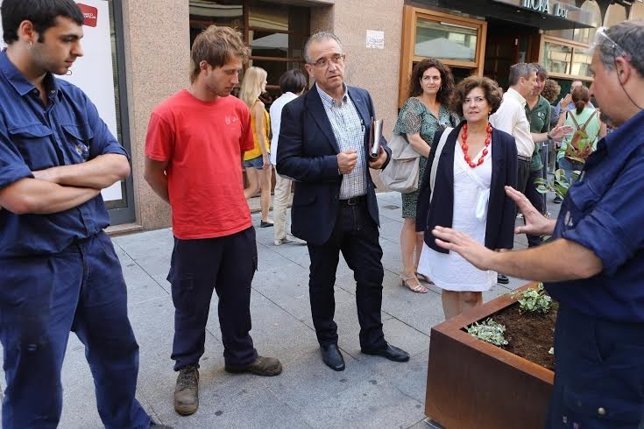 El alcalde de Pamplona en su visita a la calle Tafalla.