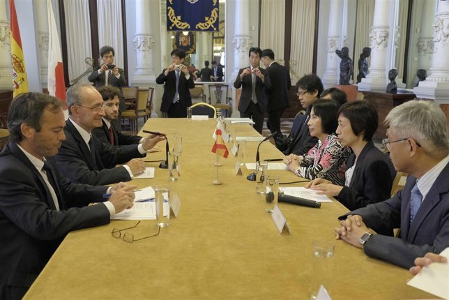 De la Torre y la viceministra de Economía de Japón Matsuhima y presidente NEDO