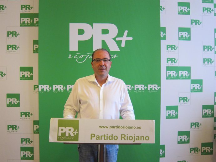 El diputado regional Rubén Gil Trincado, durante la rueda de prensa