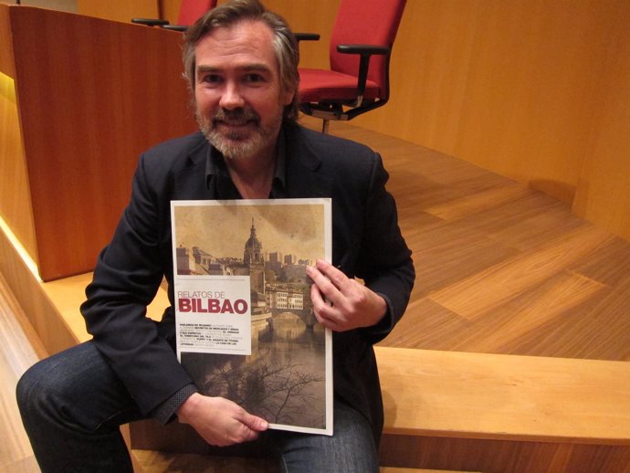 El periodista y escritor Jon Uriarte, con un ejemplar de 'Relatos de Bilbao'