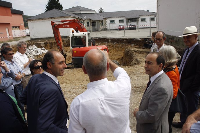 El presidente de Cantabria en una visita a las obras del colegio de Castañeda 