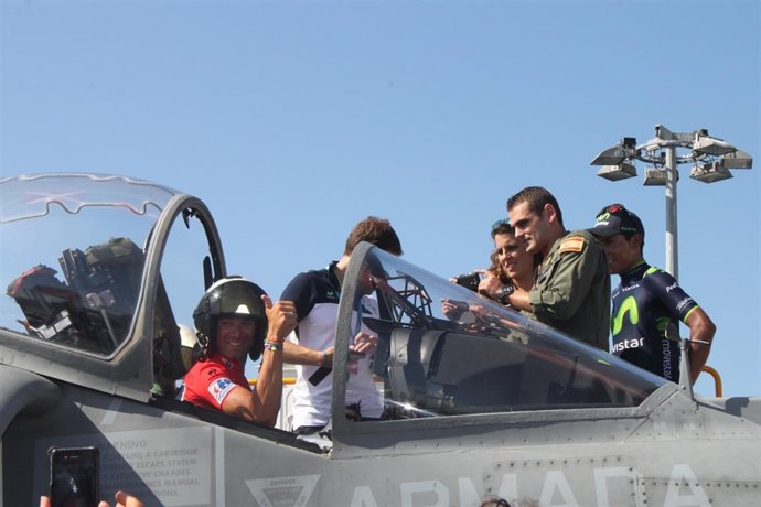 Salida de la Vuelta desde el Juan Carlos I