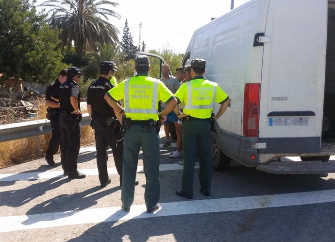 La Guardia Civil pone a los detenidos a disposición de la Policía Nacional
