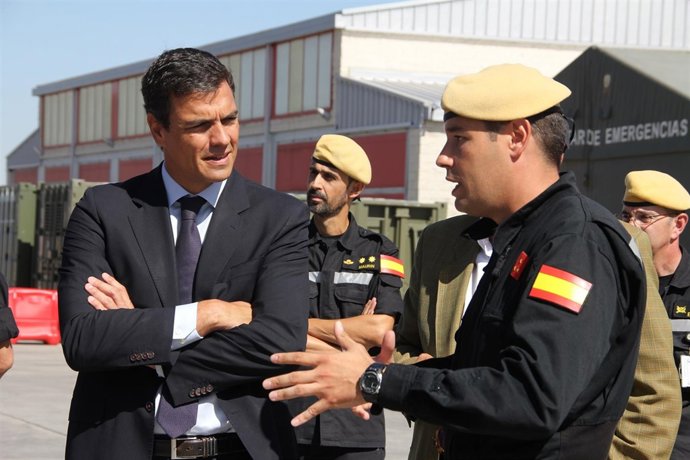 El secretario general del PSOE, Pedro Sánchez, visita la sede de la UME