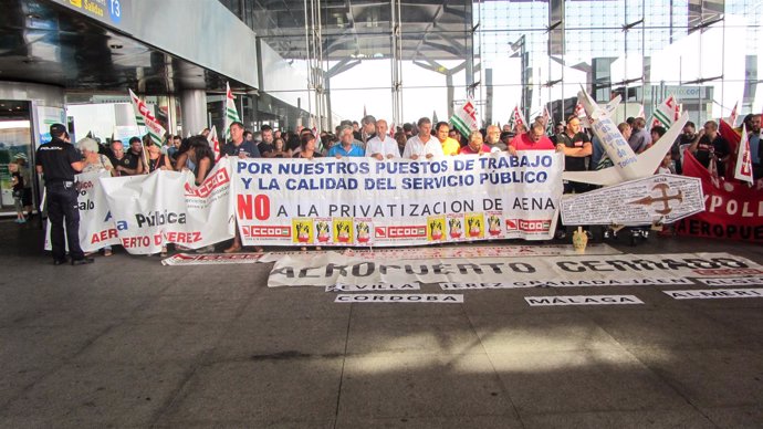 Conejo en concentración trabajadores Aena contra privatización aeropuerto