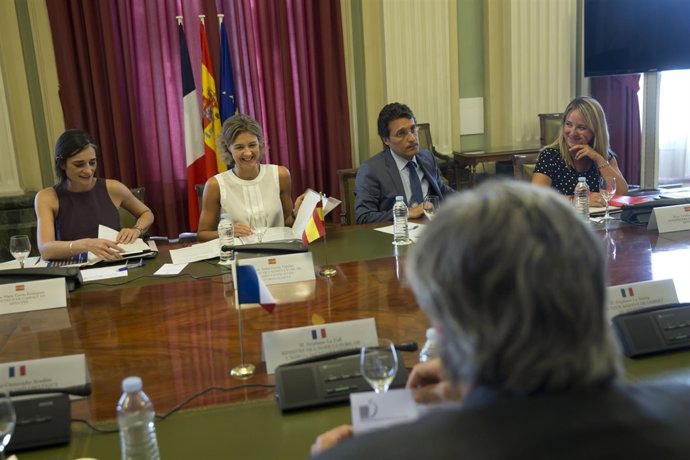 La ministra de Agricultura, Isabel García Tejerina, y el ministro francés
