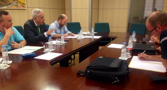 Modesto Lobón en su reunión con los pescadores del Mar de Aragón