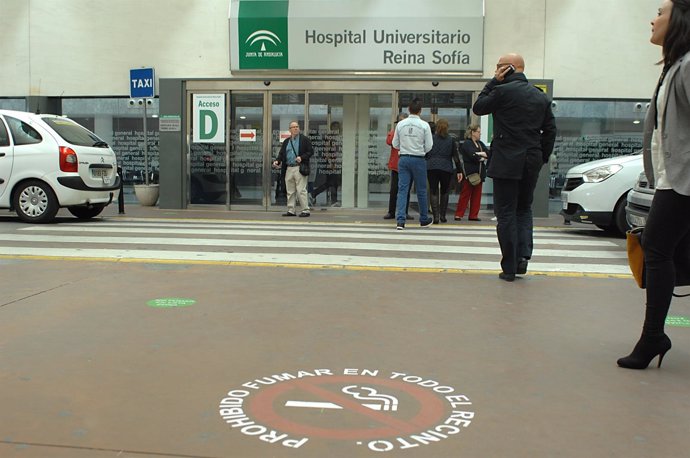 Señalización en el suelo que recuerda prohibido fumar tabaco en el hospital