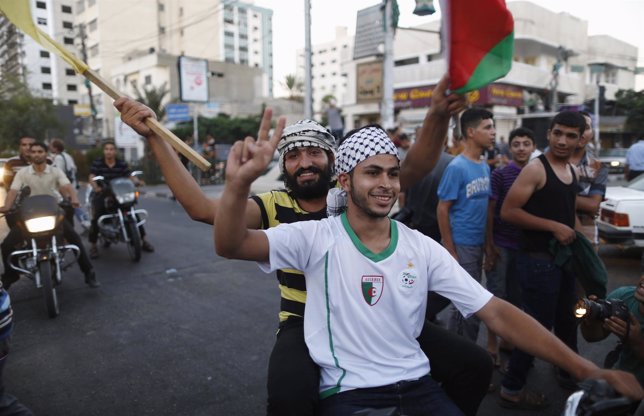 Palestinos celebrando el alto el fuego con Israel