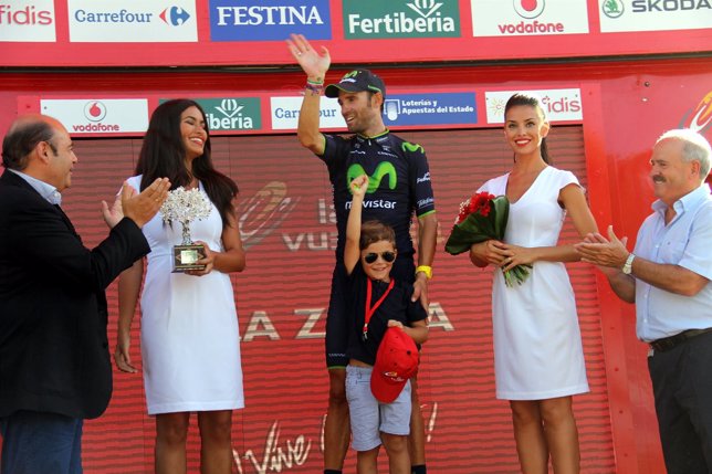 Sebastián Pérez entrega el premio como ganador de la etapa a Valverde