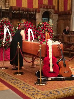 La mujer de Peret, 'Santa', en la capilla ardiente