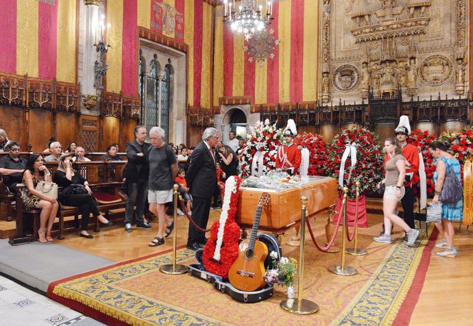 El alcalde de Barcelona Xavier Trias en la capilla ardiente de Peret