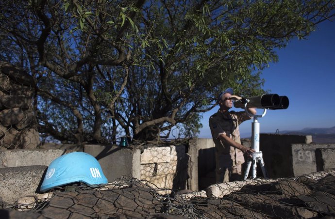 Un casco azul vigila la frontera de Siria en el alto del Golán