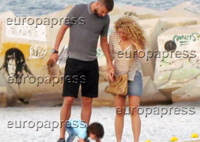 Primeras imágenes de Piqué con Milan y Shakira en la playa, embarazada