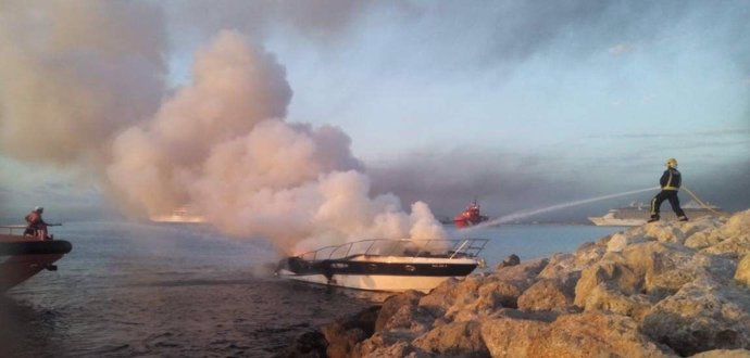 Incendio de una embarcación en Palma