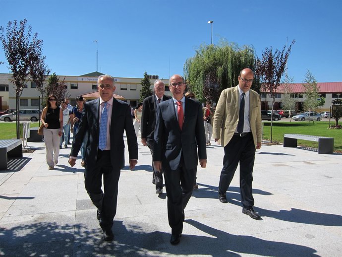 Iglesias (centro) visita las actuaciones de mejora en el Recinto Ferial