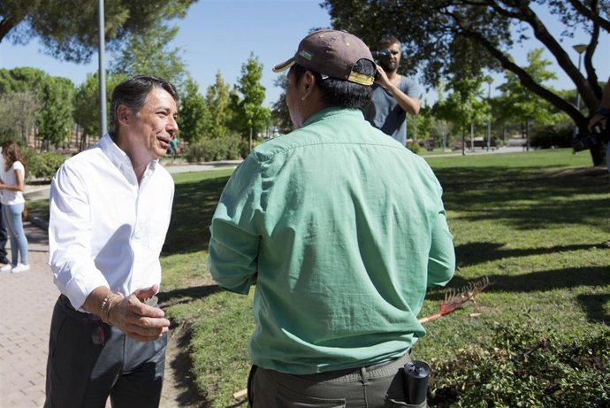 Ignacio González durante su visita a Majadahonda