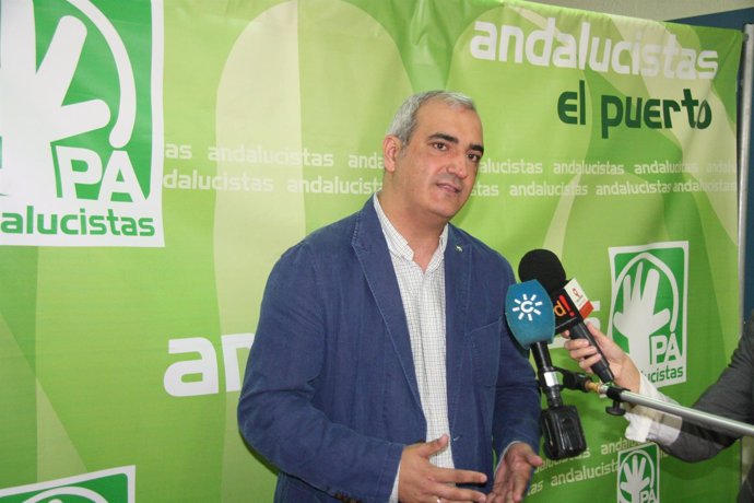 El secretario general del PA, Antonio Jesús Ruiz, atiende a los medios