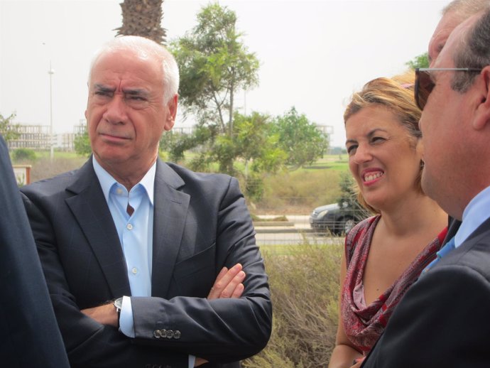 El consejero andaluz de Educación, Luciano Alonso, y la delegada Sonia Ferrer