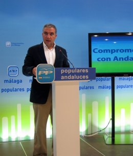 El portavoz del PP-A, Elías Bendodo, y presidente PP de Málaga